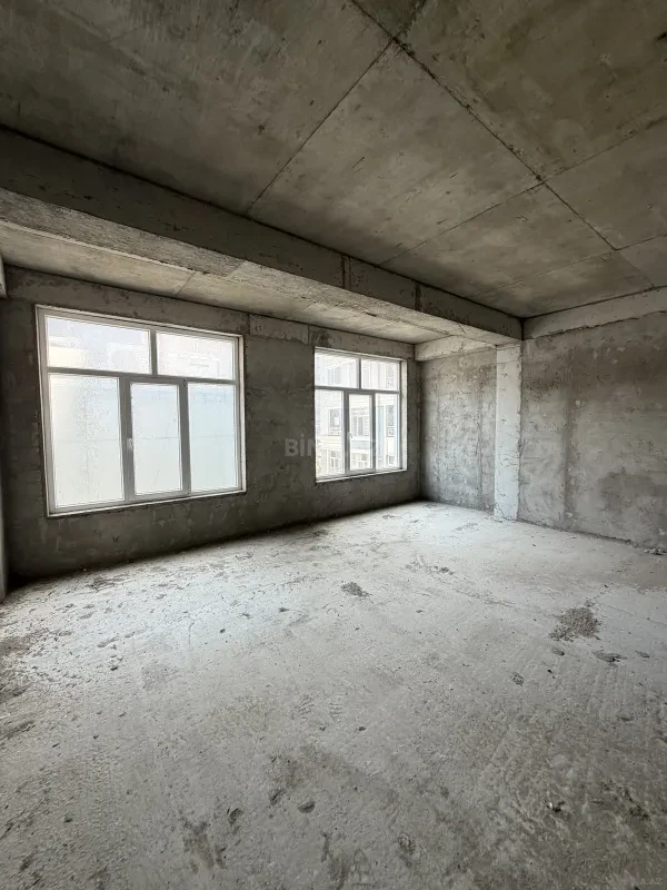 Satılır 5 otaqlı mənzil 272 m²