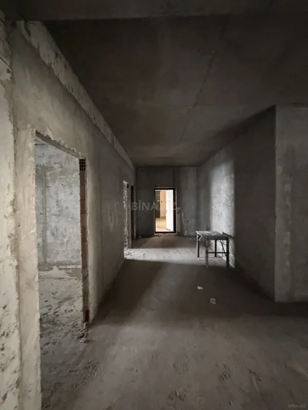 Satılır 5 otaqlı mənzil 272 m²