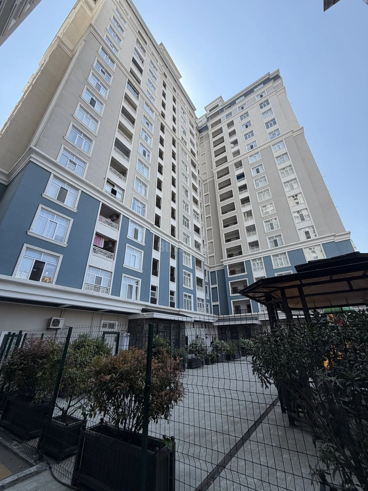 Satılır 5 otaqlı mənzil 272 m²