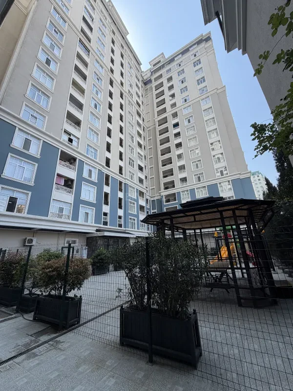 Satılır 5 otaqlı mənzil 272 m²