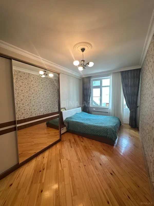 Satılır 3 otaqlı mənzil 118 m²