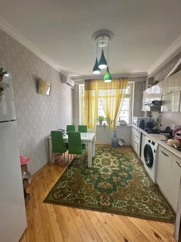 Satılır 3 otaqlı mənzil 118 m²