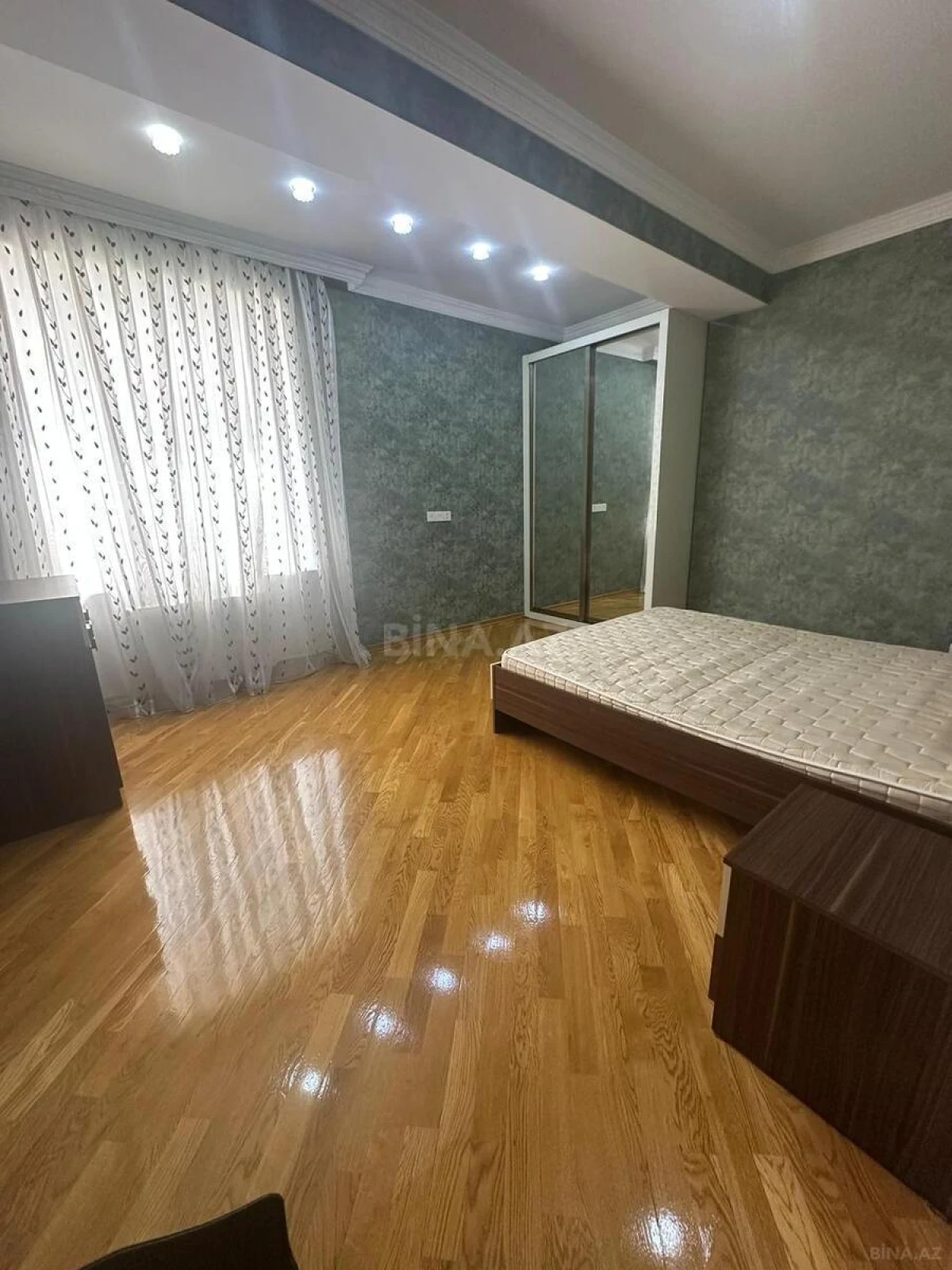 Kirayə verilir 3 otaqlı mənzil 150 m²