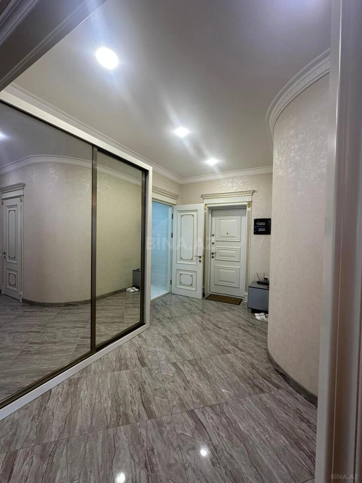 Kirayə verilir 3 otaqlı mənzil 150 m²