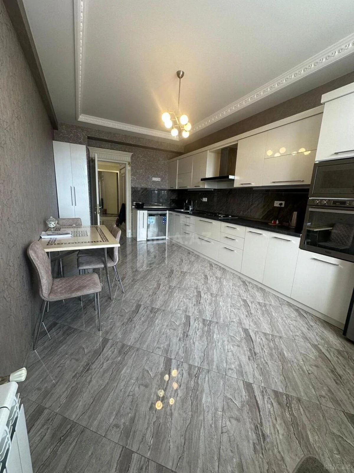 Kirayə verilir 3 otaqlı mənzil 150 m²