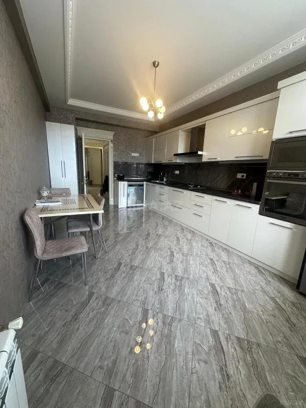 Kirayə verilir 3 otaqlı mənzil 150 m²