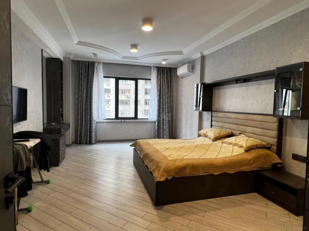 Satılır 4 otaqlı mənzil 220 m²