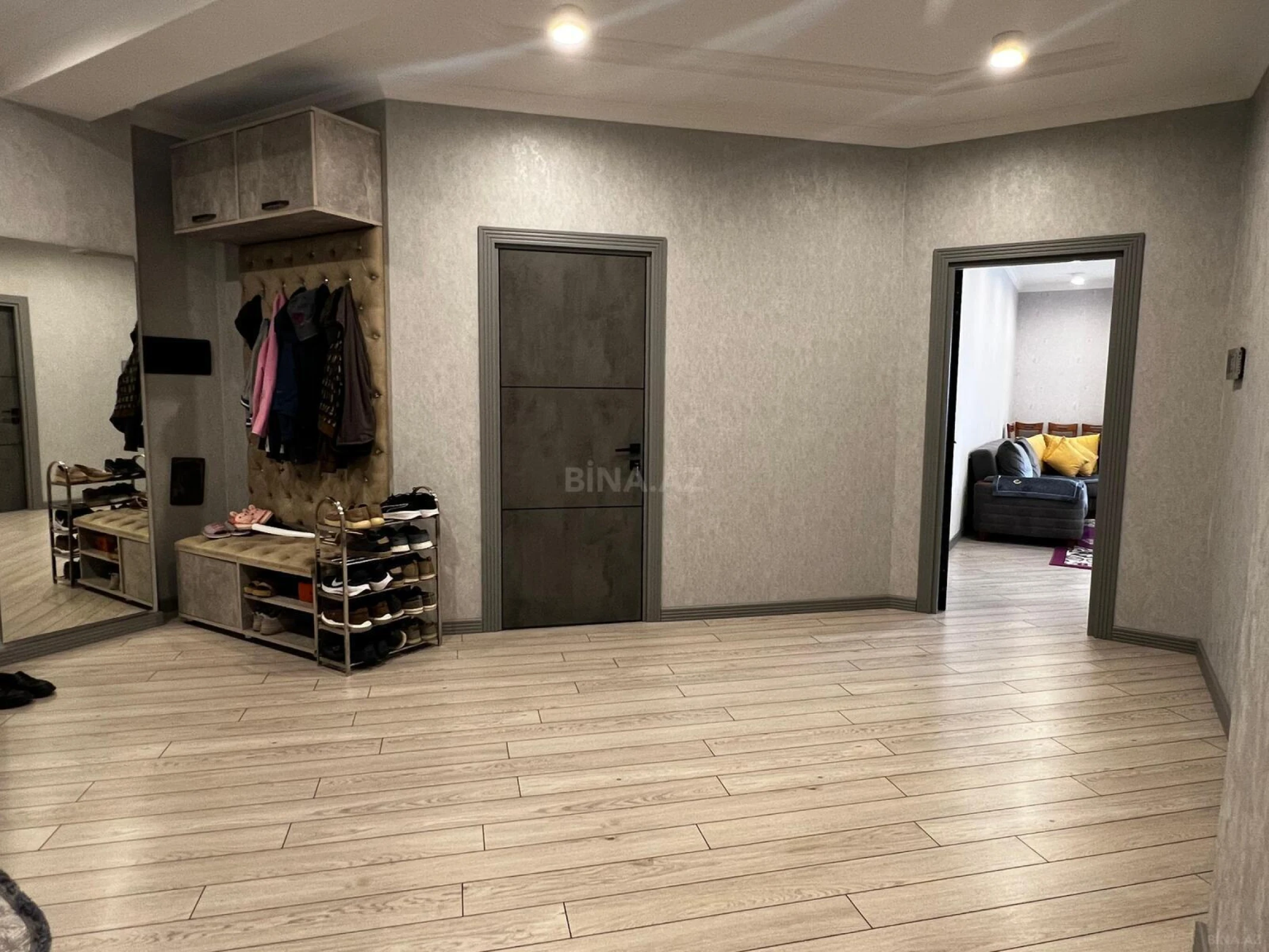 Satılır 4 otaqlı mənzil 220 m²