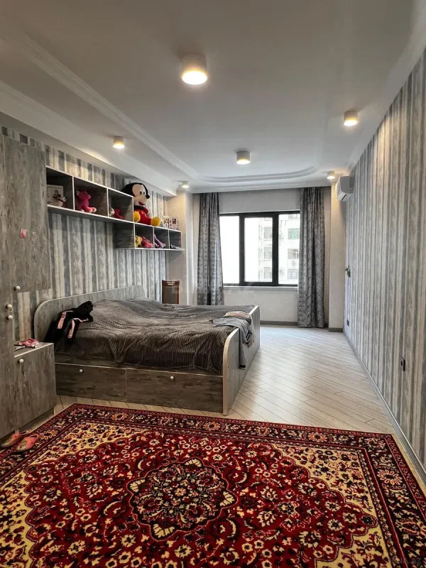 Satılır 4 otaqlı mənzil 220 m²