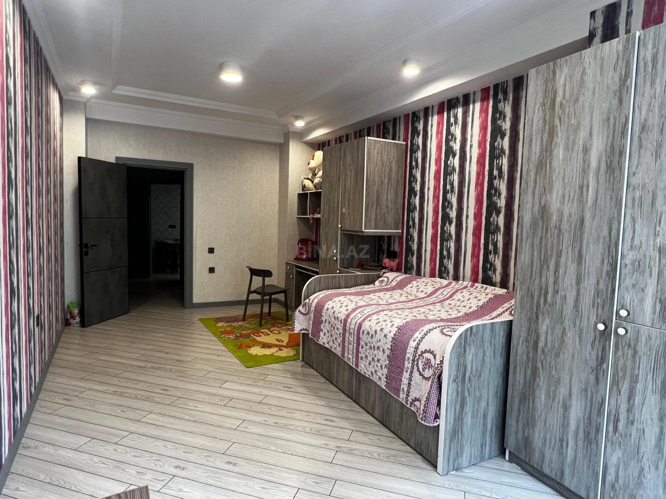 Satılır 4 otaqlı mənzil 220 m²