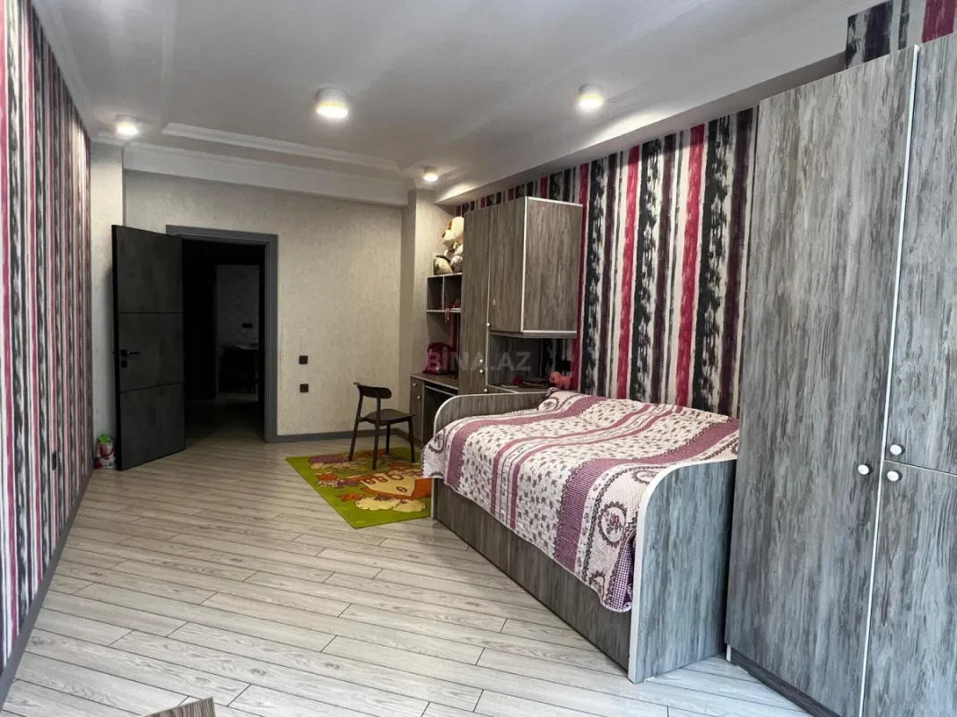 Satılır 4 otaqlı mənzil 220 m²