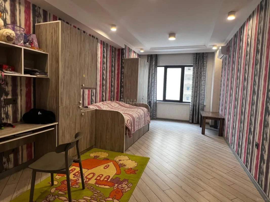 Satılır 4 otaqlı mənzil 220 m²