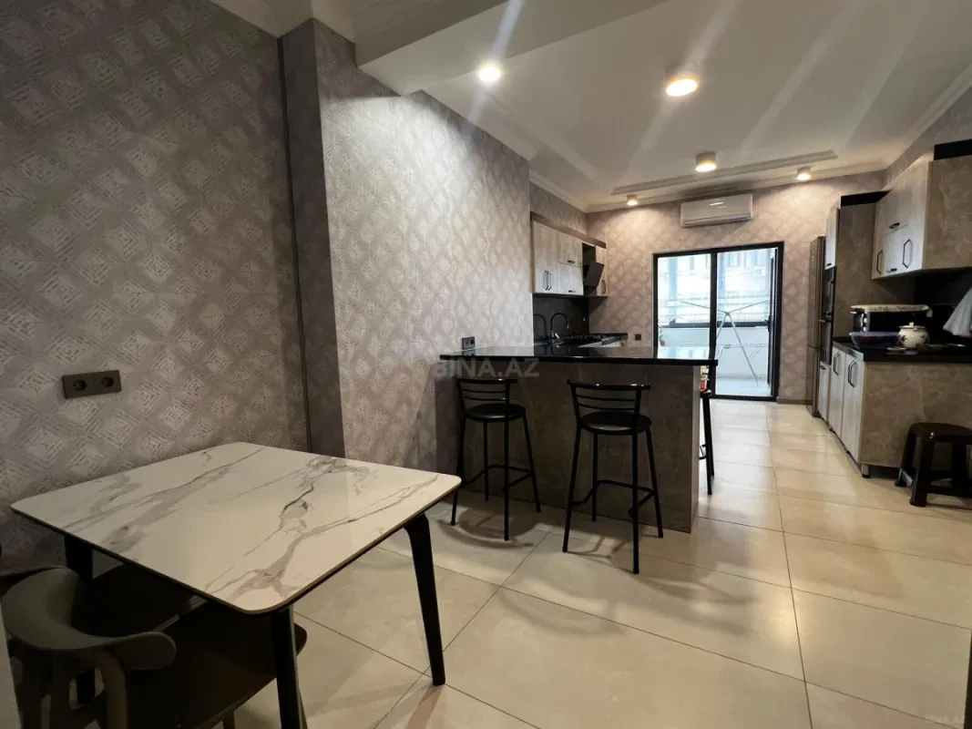 Satılır 4 otaqlı mənzil 220 m²