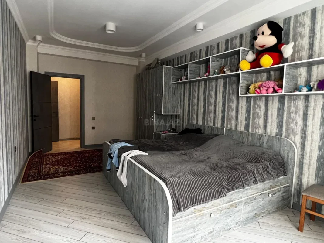 Satılır 4 otaqlı mənzil 220 m²