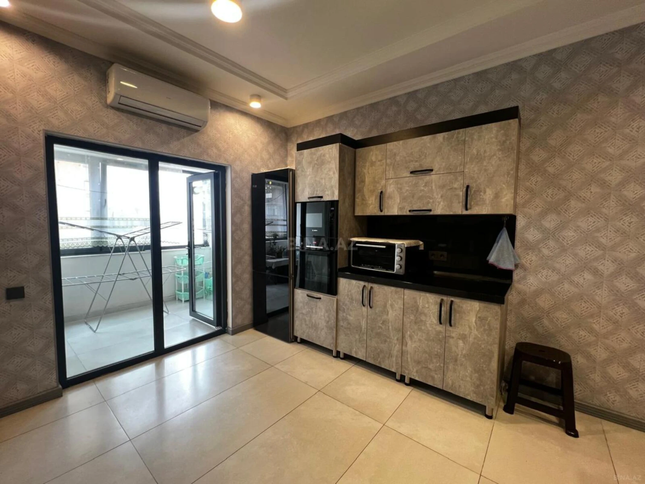 Satılır 4 otaqlı mənzil 220 m²