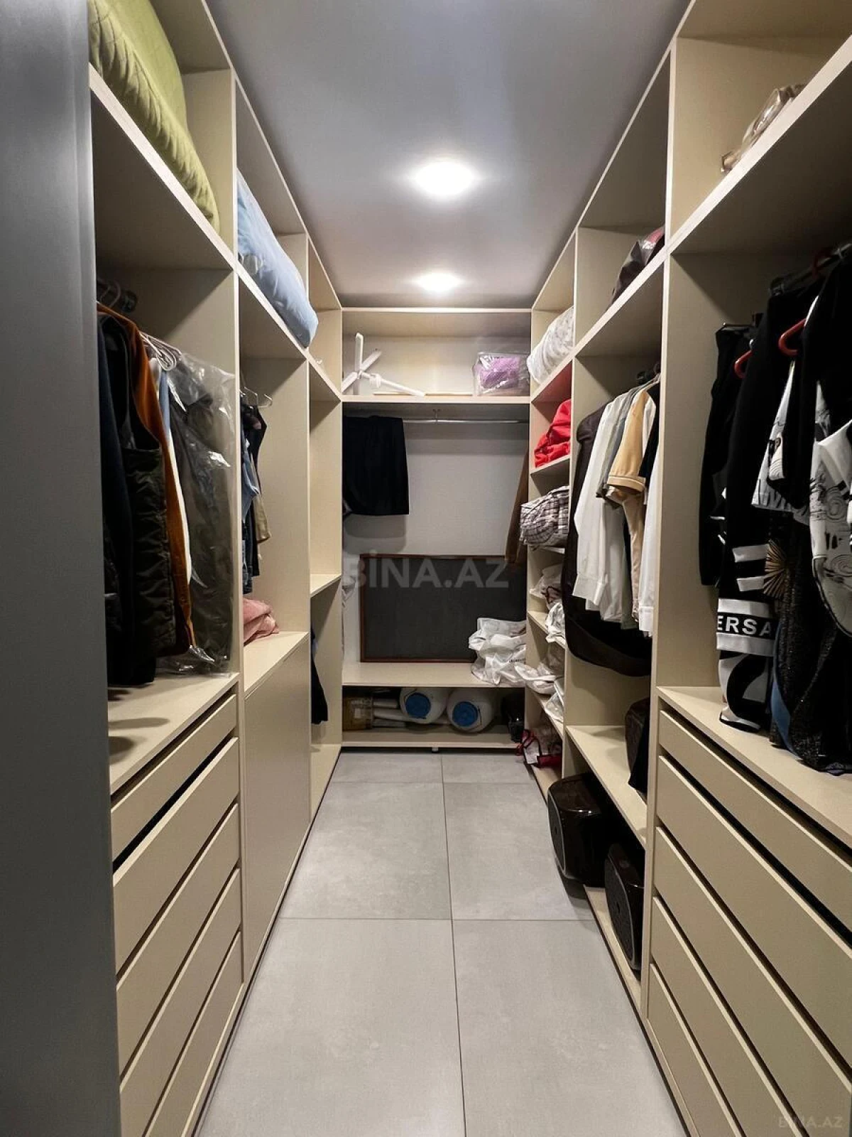 Satılır 4 otaqlı mənzil 220 m²