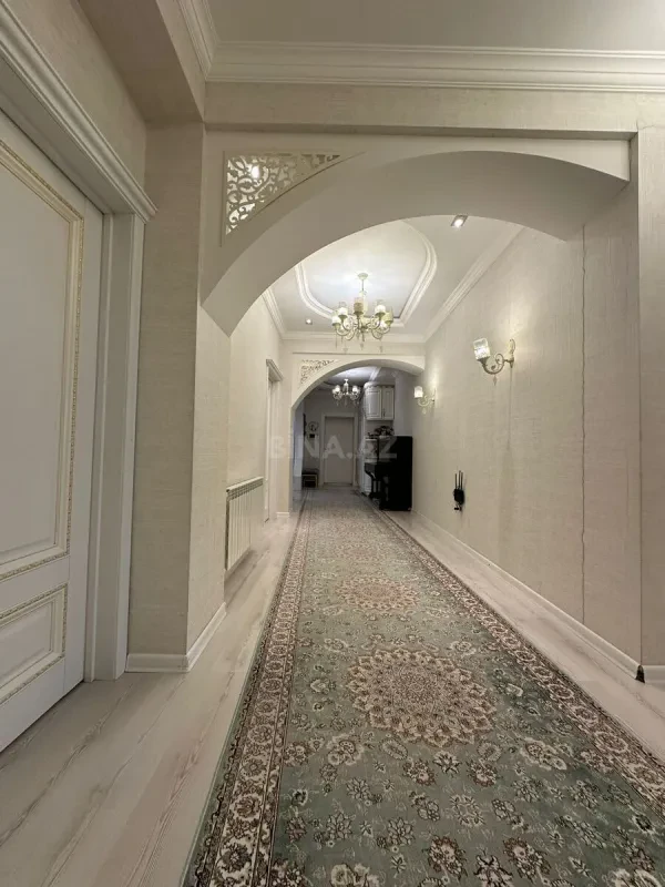 Satılır 4 otaqlı mənzil 187 m²