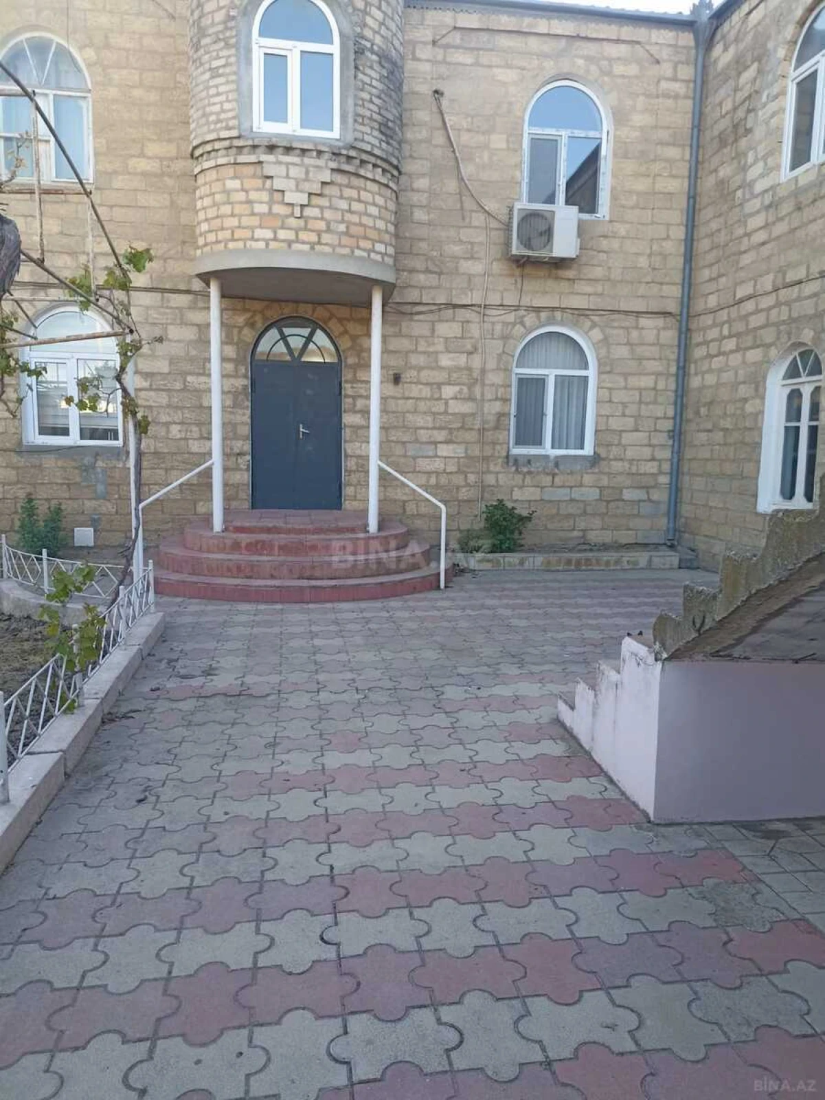 Satılır 9 otaqlı həyət evi 250 m²