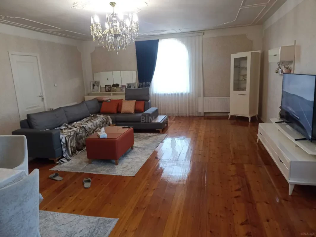 Satılır 9 otaqlı həyət evi 250 m²