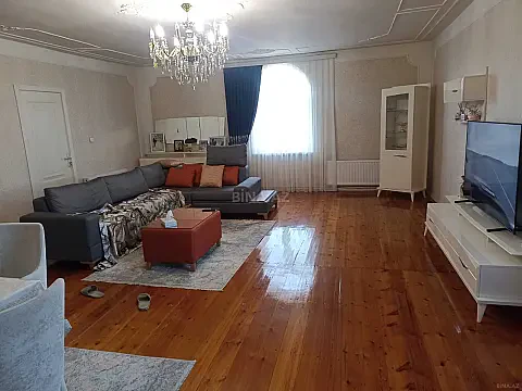 Satılır 9 otaqlı həyət evi 250 m²