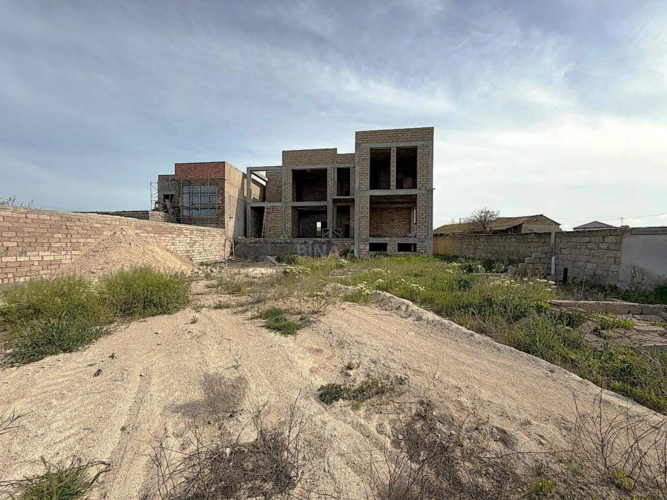 Satılır 8 otaqlı həyət evi 600 m²