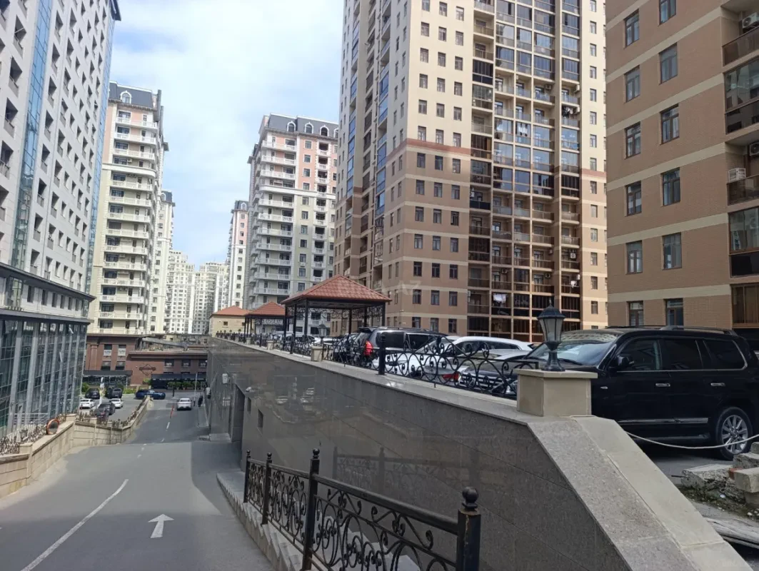 Satılır 3 otaqlı mənzil 162 m²