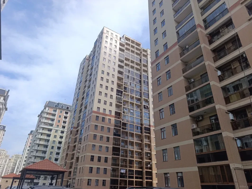 Satılır 3 otaqlı mənzil 162 m²