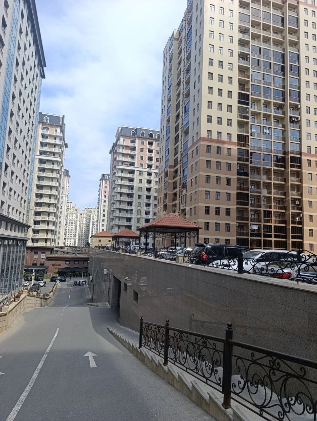 Satılır 3 otaqlı mənzil 162 m²