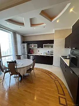 Satılır 4 otaqlı mənzil 181 m²