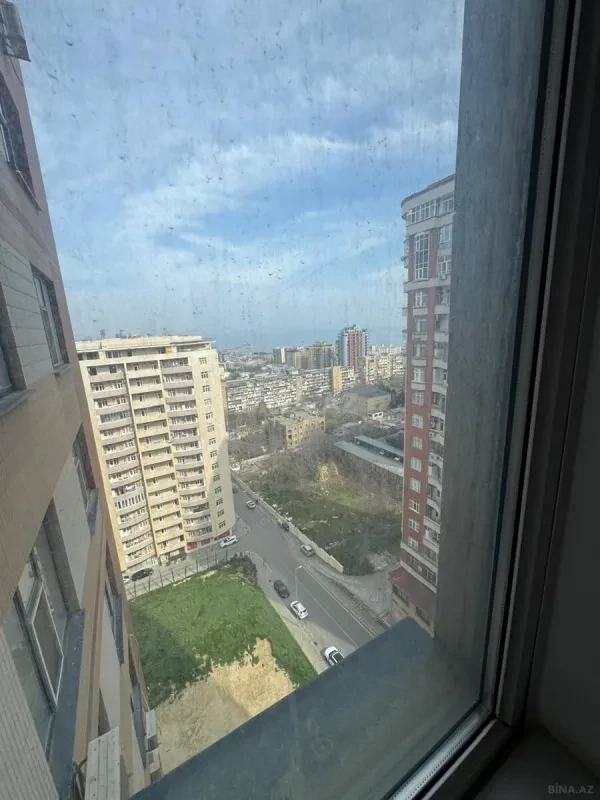 Satılır 4 otaqlı mənzil 181 m²