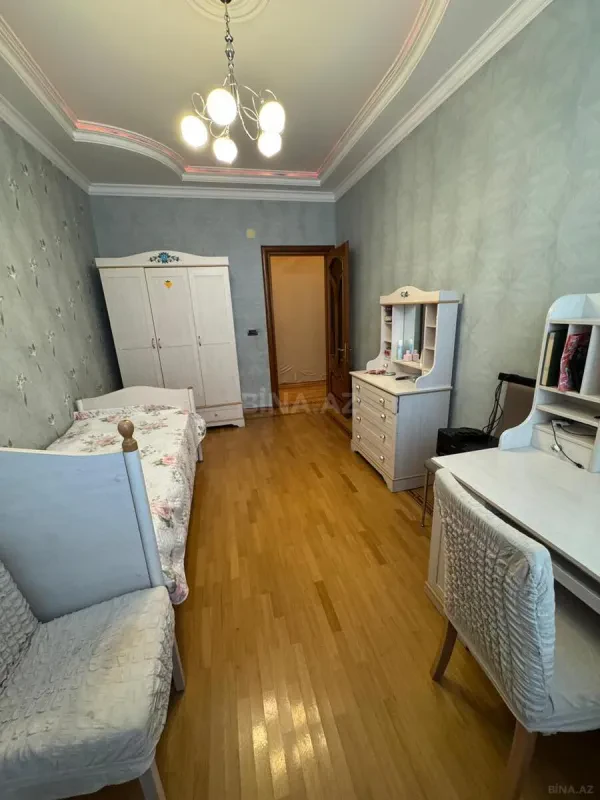Satılır 4 otaqlı mənzil 181 m²