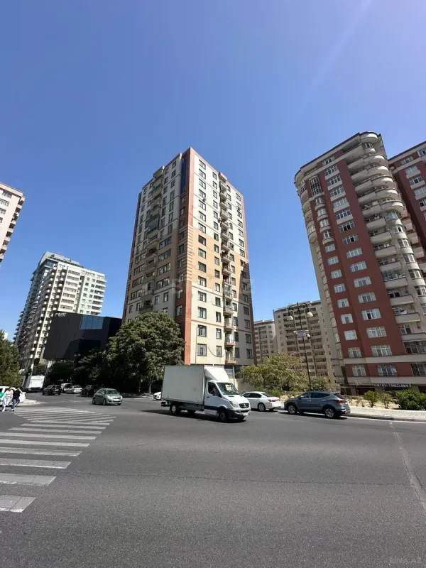 Satılır 4 otaqlı mənzil 181 m²