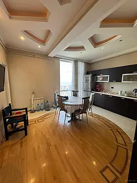Satılır 4 otaqlı mənzil 181 m²