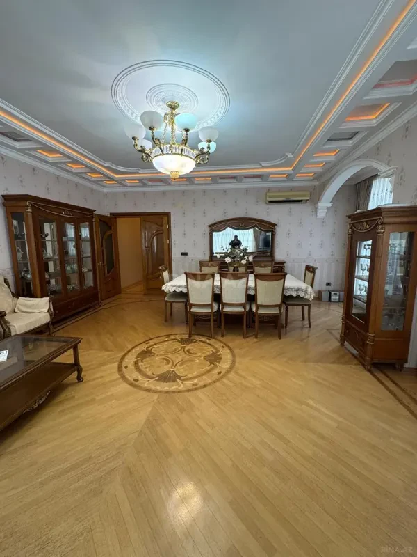 Satılır 4 otaqlı mənzil 181 m²