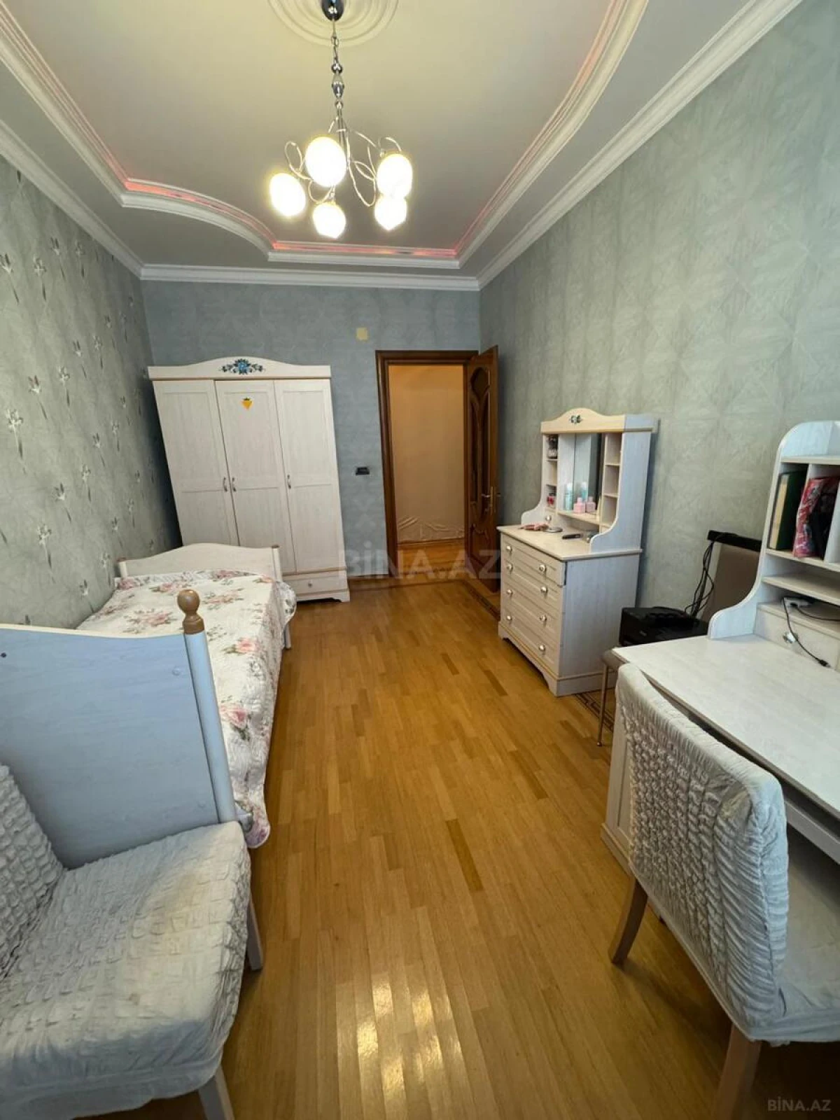 Satılır 4 otaqlı mənzil 181 m²