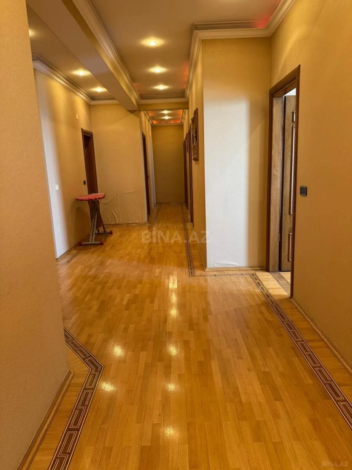 Satılır 4 otaqlı mənzil 181 m²