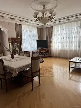 Satılır 4 otaqlı mənzil 181 m²