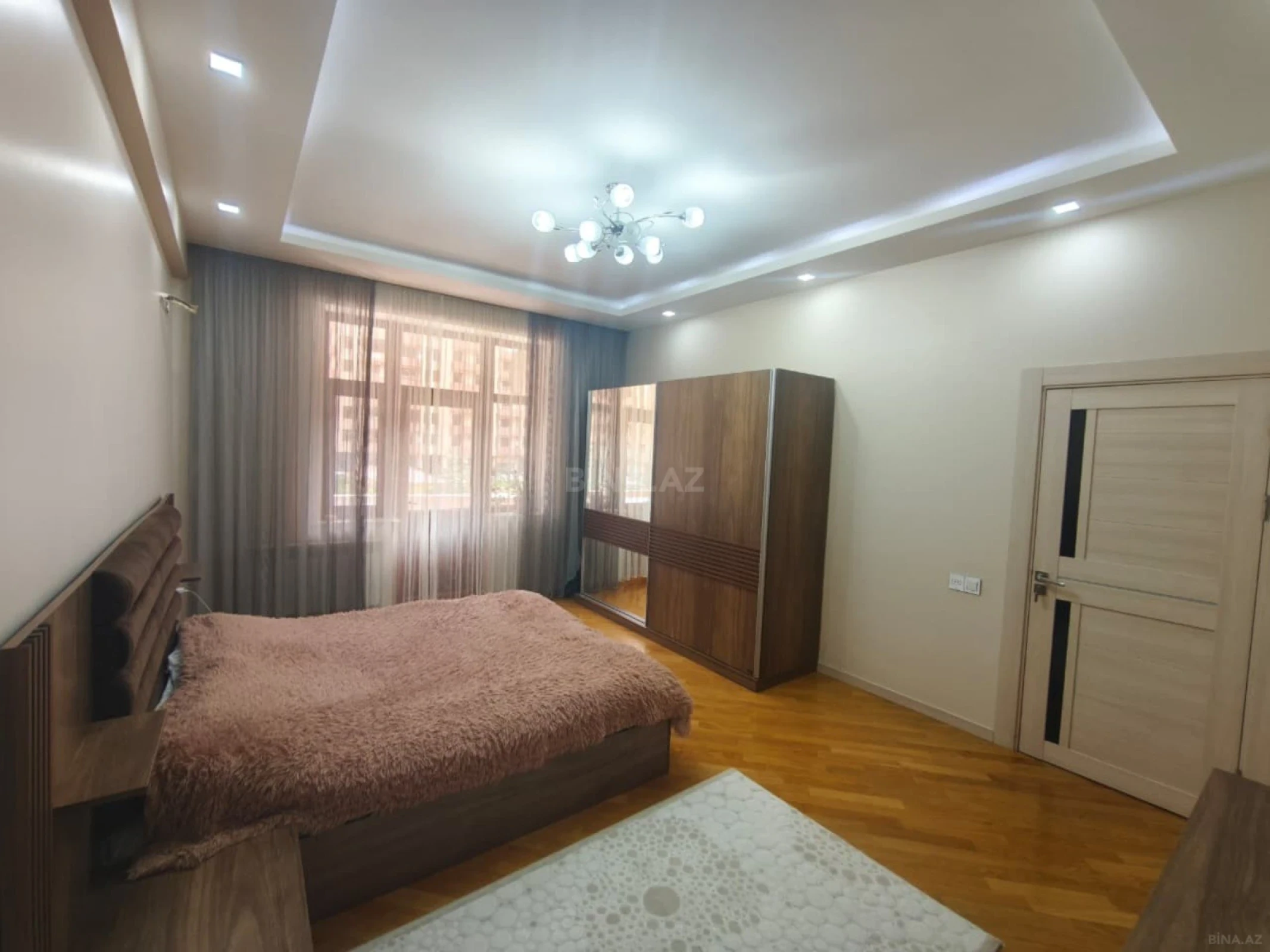 Satılır 3 otaqlı mənzil 137 m²