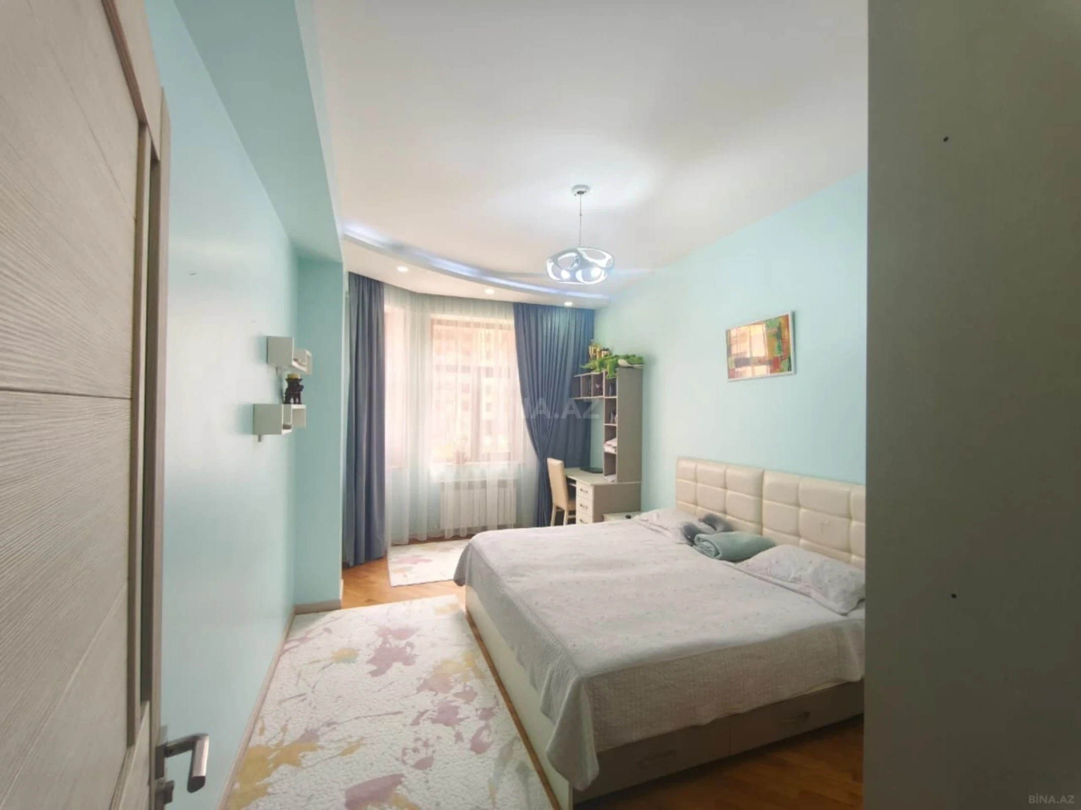Satılır 3 otaqlı mənzil 137 m²
