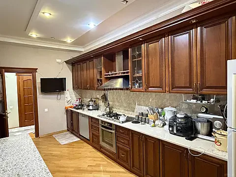 Satılır 3 otaqlı mənzil 135 m²