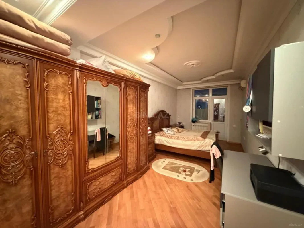 Satılır 3 otaqlı mənzil 135 m²
