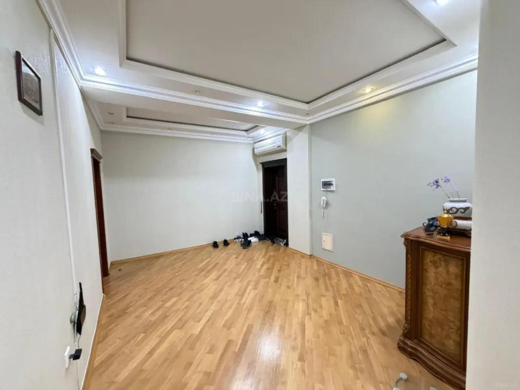 Satılır 3 otaqlı mənzil 135 m²
