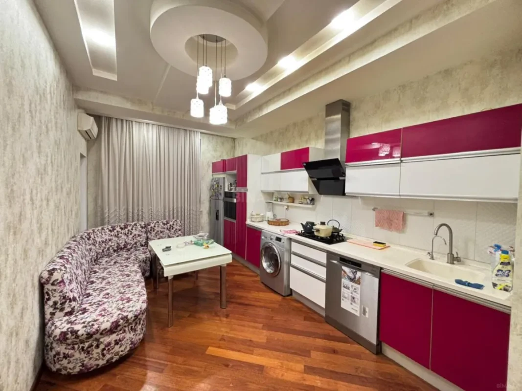 Satılır 3 otaqlı mənzil 160 m²