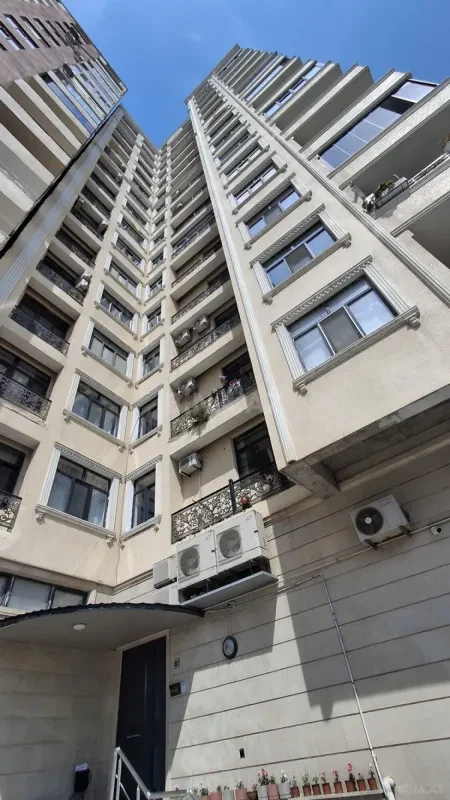 Satılır 4 otaqlı mənzil 188.6 m²