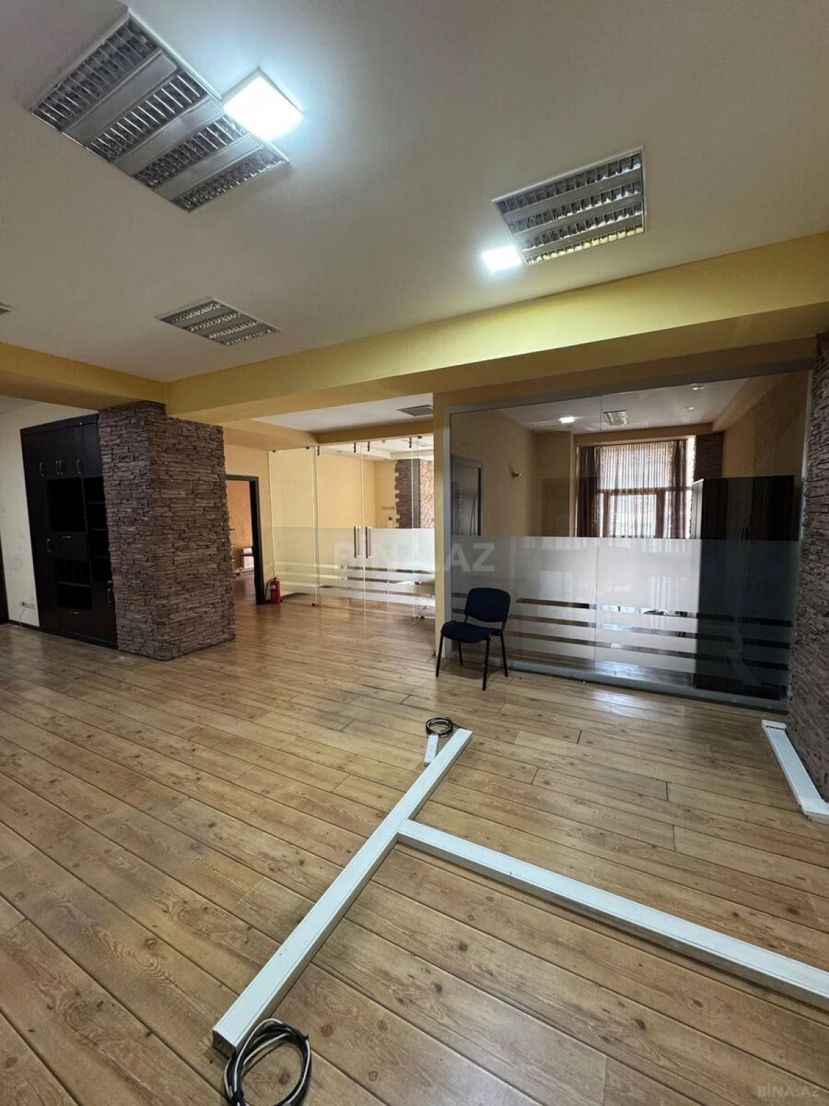 Kirayə verilir 6 otaqlı ofis 180 m²