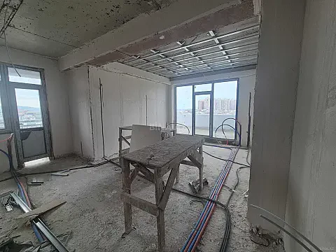 Satılır 3 otaqlı mənzil 178 m²