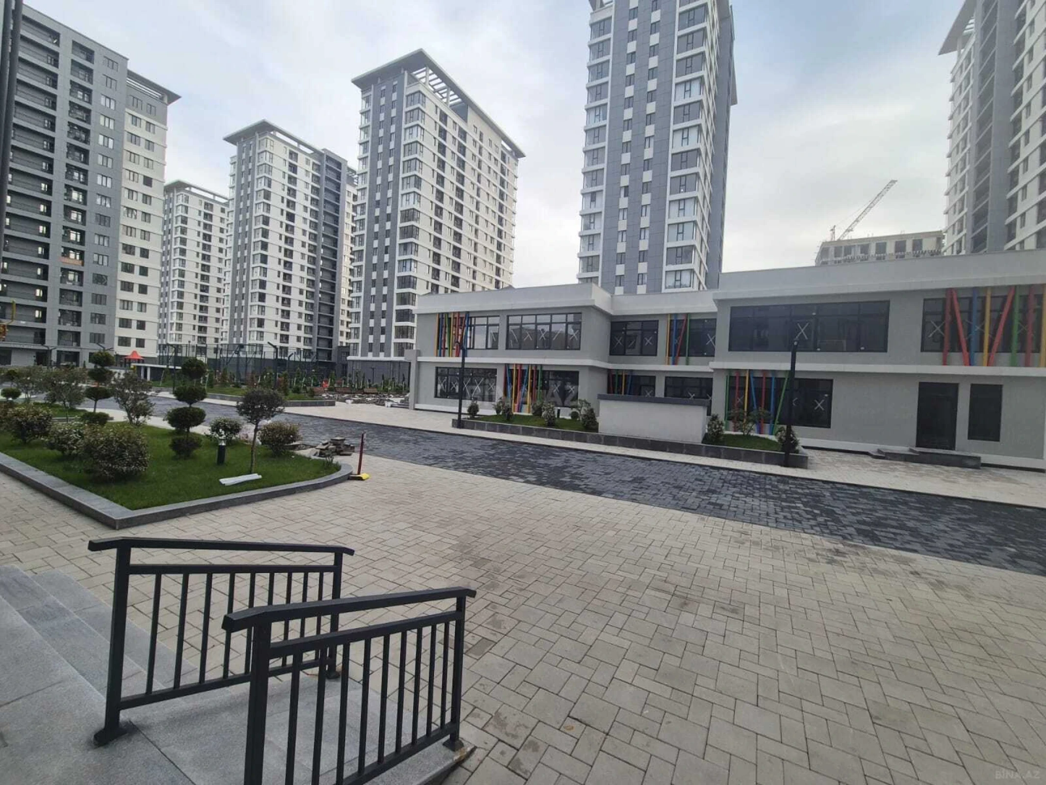 Satılır 3 otaqlı mənzil 178 m²