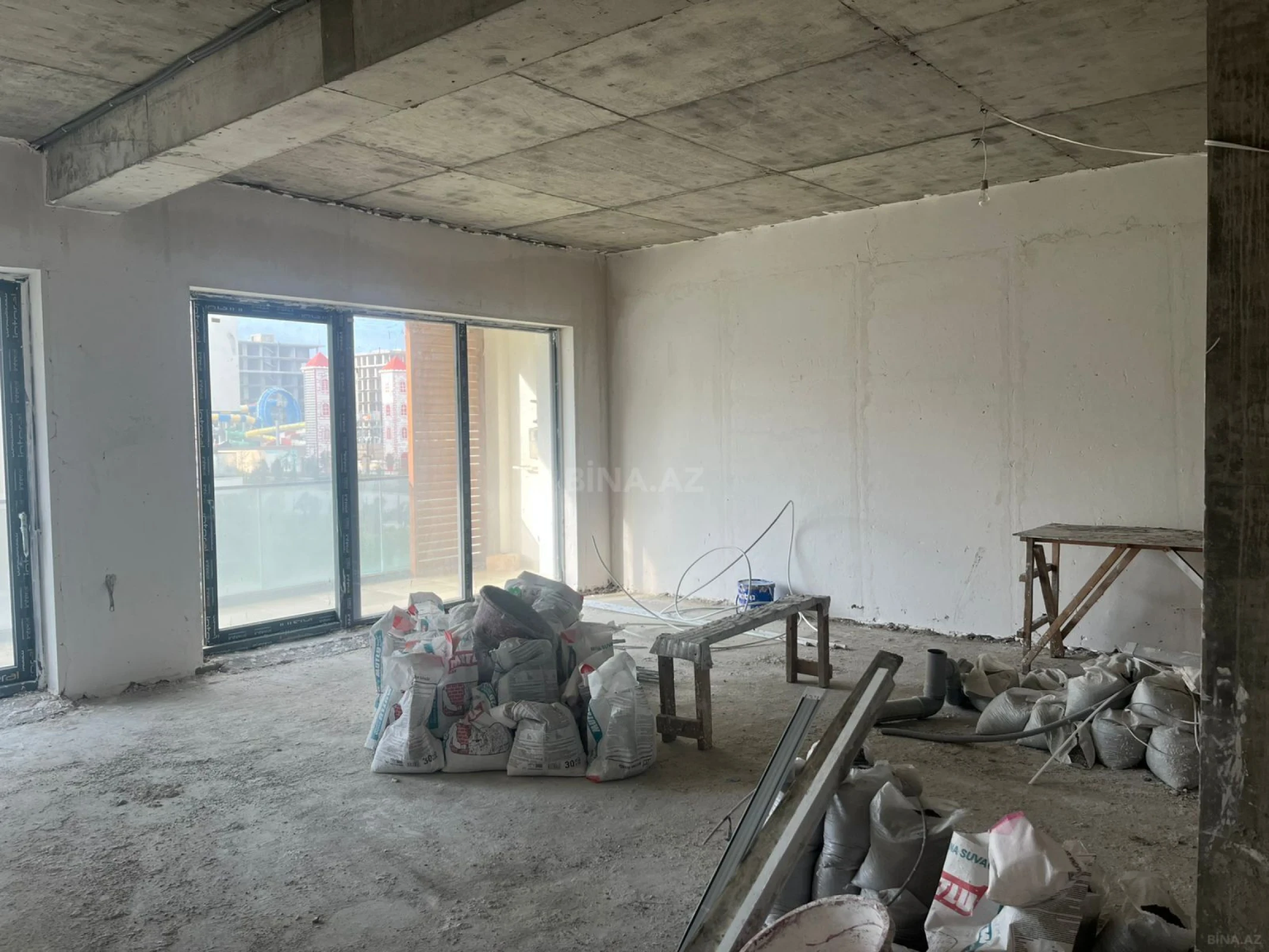 Satılır 2 otaqlı mənzil 93 m²