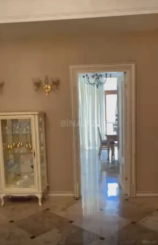 Satılır 4 otaqlı mənzil 231 m²