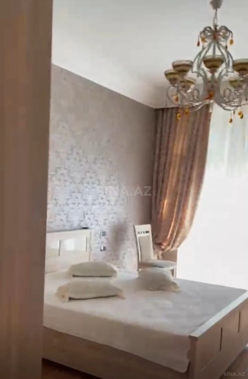 Satılır 4 otaqlı mənzil 231 m²